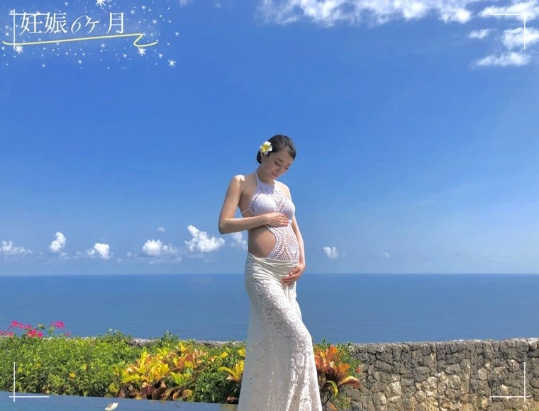 台湾を拠点に活動する女優、藤岡麻美が公開した妊娠6ヶ月目のマタニティーフォト