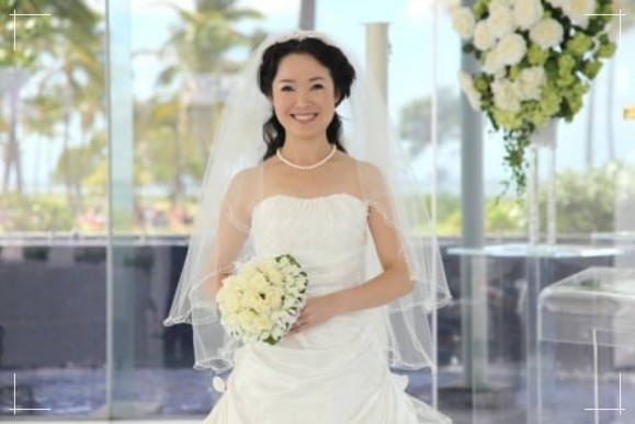 演歌歌手の田川寿美のハワイでの結婚式でのウエディングドレス姿