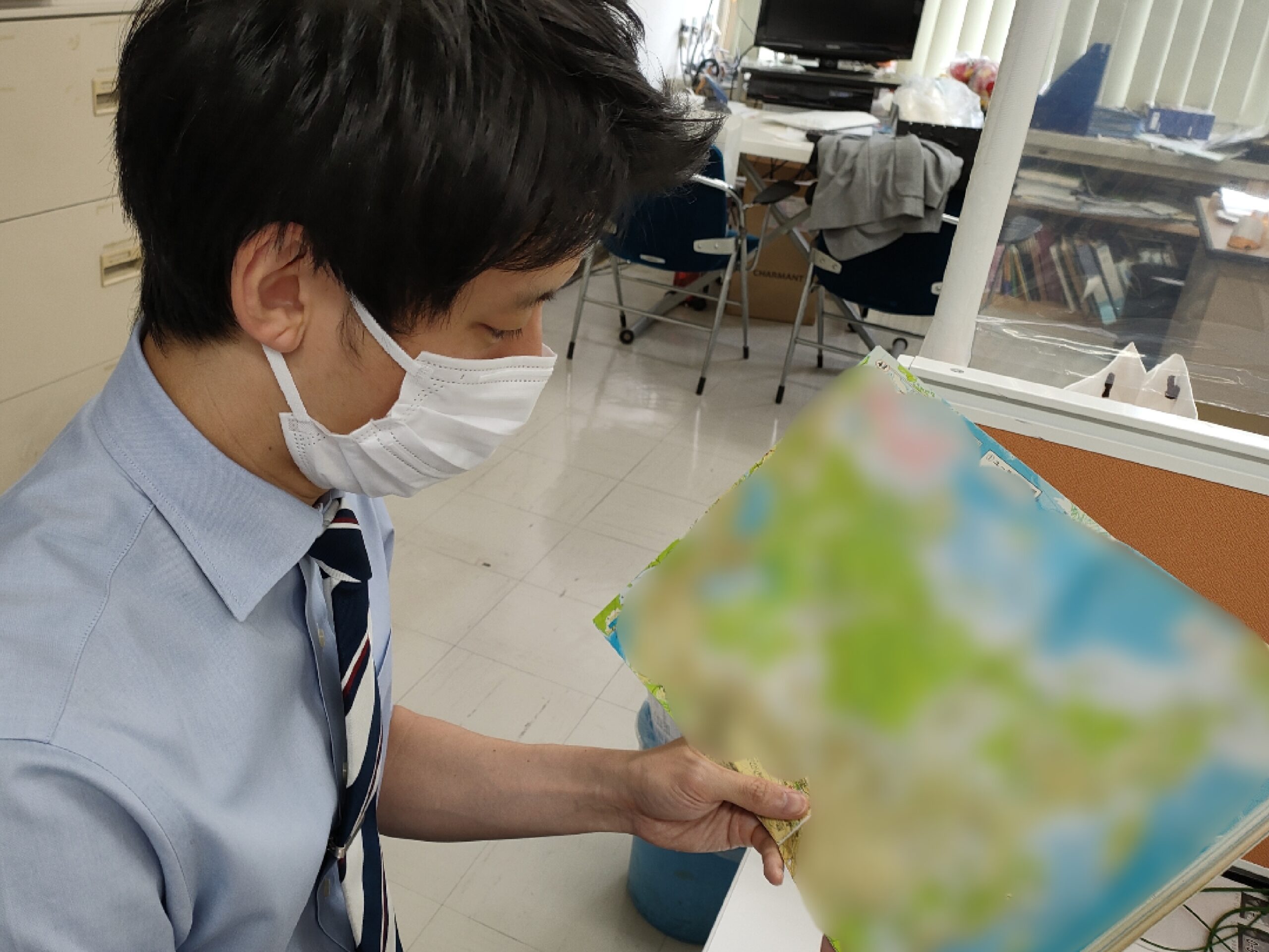 地図帳を愛読する蔦京平アナの画像