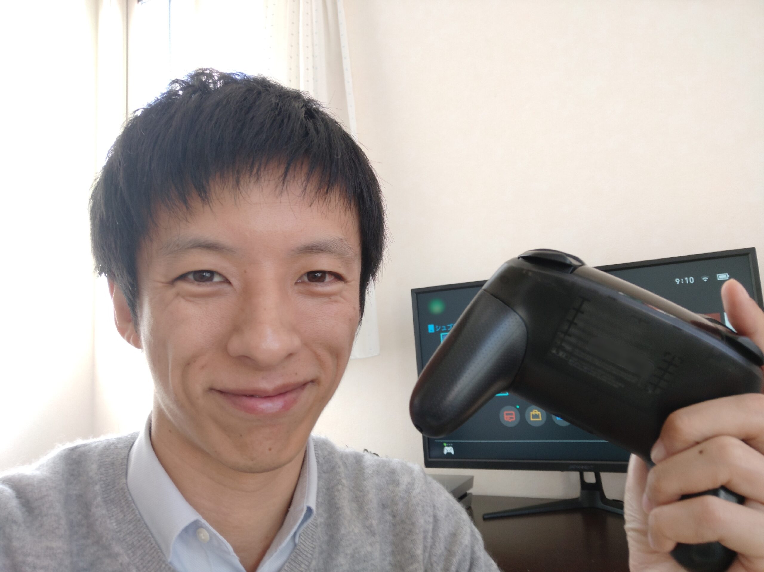 eスポーツにいそしむ蔦京平アナ