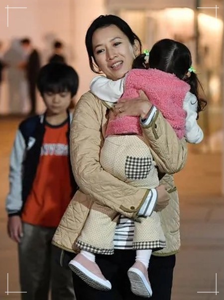 都内の病院で働く医師を結婚相手の旦那（夫）に持つ女優の戸田菜穂が子供を抱いている写真