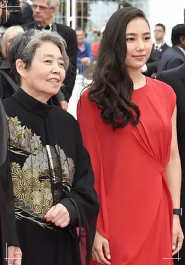 内田裕也と樹木希林の娘、内田也哉子を結婚相手の妻（嫁・奥さん）に持つ俳優の本木雅弘の長女、伽羅（うた）