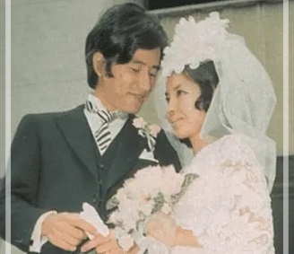 田村正和と妻の画像