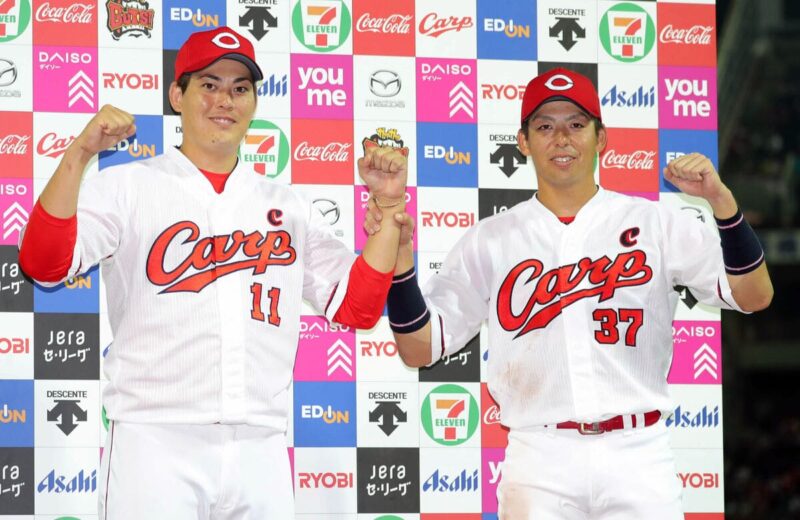 ヒーローインタビュー後、笑顔でポーズを決める九里亜蓮と野間峻祥