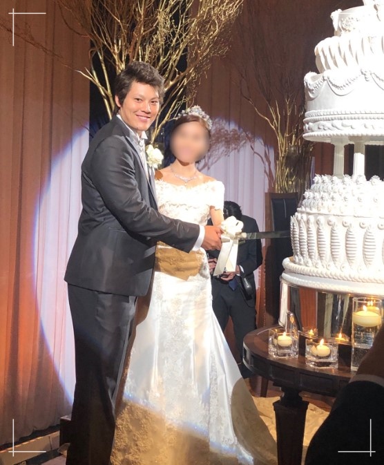 九里亜蓮と結婚相手の奥さん（嫁・妻）の結婚式でのツーショット写真