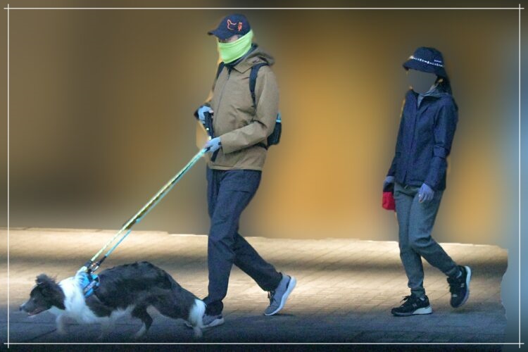 俳優渡辺謙さん、吉村法子さんと愛犬の散歩