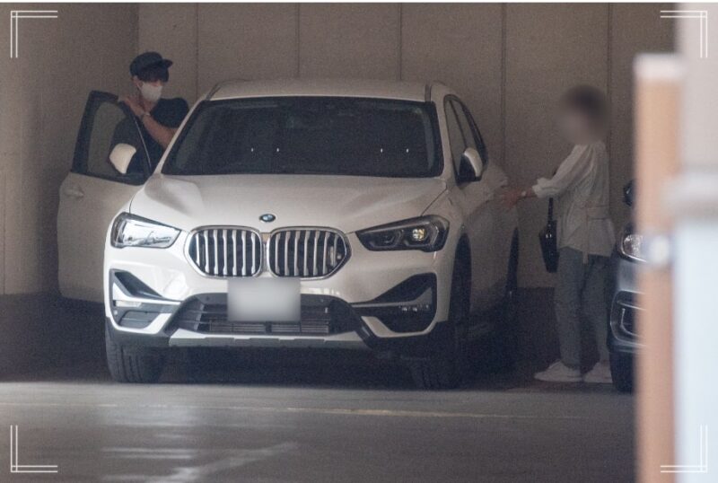 福尾誠が愛車のBMWで家族で出かける様子の写真