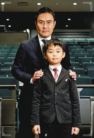 歌舞伎俳優の市川右團次と息子