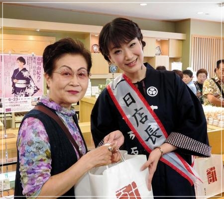 市川由紀乃さん苦楽を共にした母と