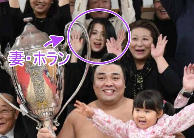 大相撲九州場所で優勝した霧島と妻・娘